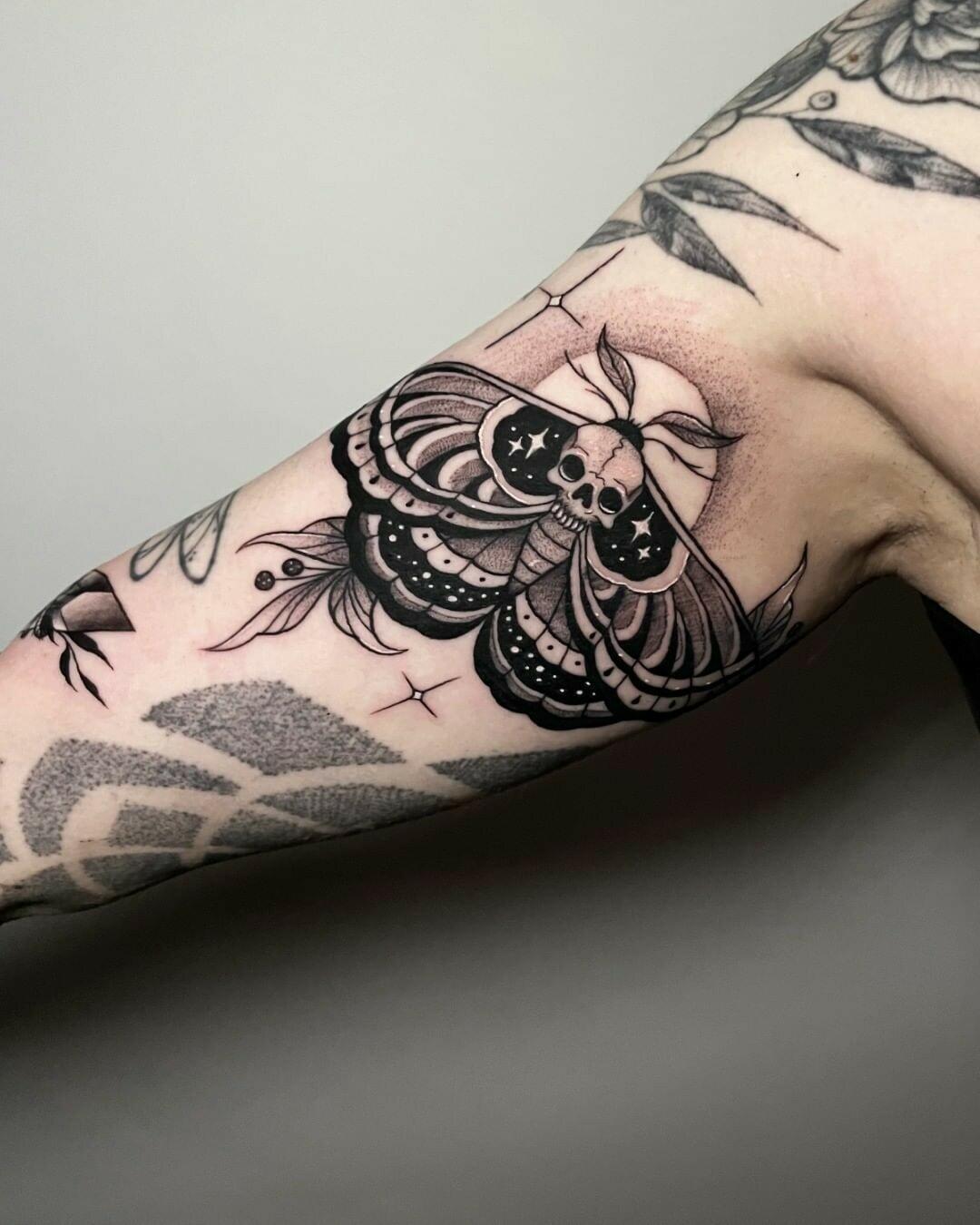 Inksearch tattoo Modliszka Studio Tatuażu